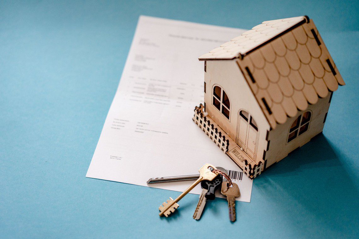 Image of a model house with a set of keys - insurance policy for holiday cottages